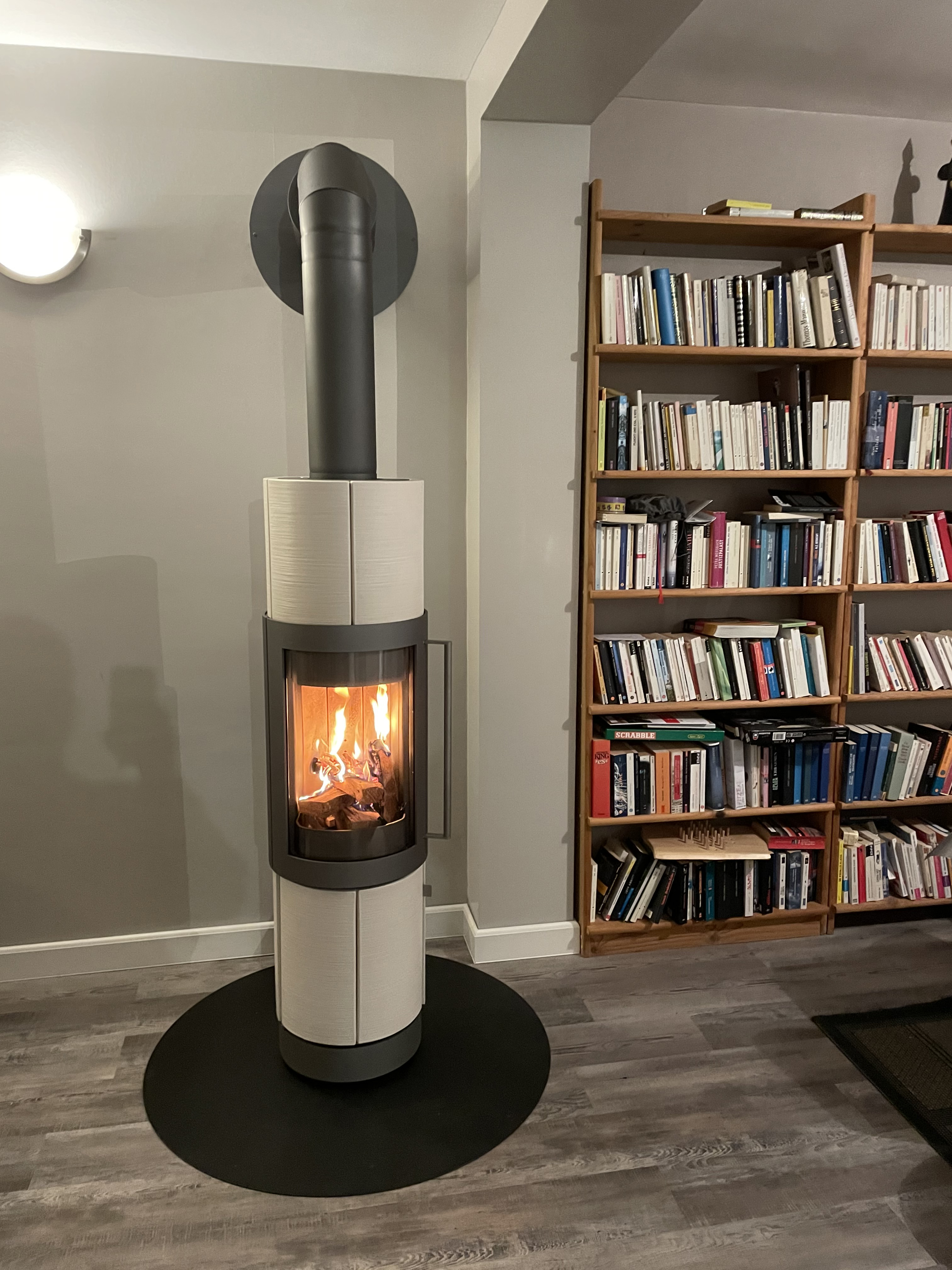 poele-bois-elvas-hase-finition-acier-gris-ceramique-griff&eacute;-craie-pivotant-cr&eacute;ation de conduit exterieur sur le pignon-flamma.jpg